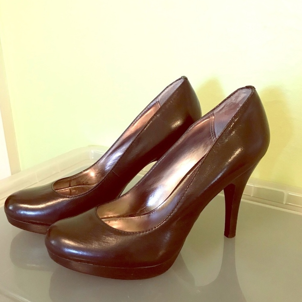 Classic Black Leather Pump w/Round Toe